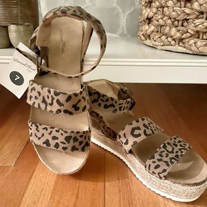 NWT Agnes Microsuede platform sandals